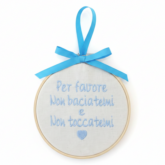 Telaio ricamato non baciatemi sfondo bianco studio
