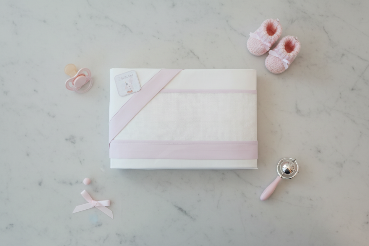 Lenzuolino Carrozzina Rosa - lifestyle flat lay