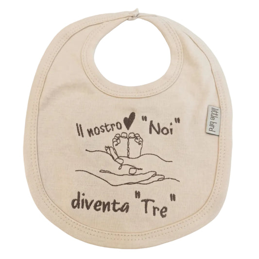 Little Bird - Bavetta Beige “Il nostro Noi diventa Tre” con Piedini tra le Mani - Ricamata - 100% Cotone