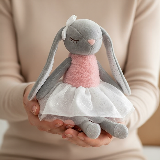 Peluche coniglietta nelle mani della mamma