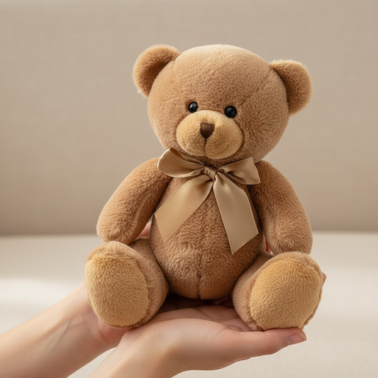 Peluche orsetto beige nelle mani della mamma