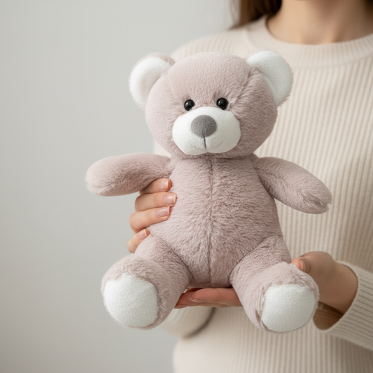 Peluche orsetto rosa cipria nelle mani della mamma