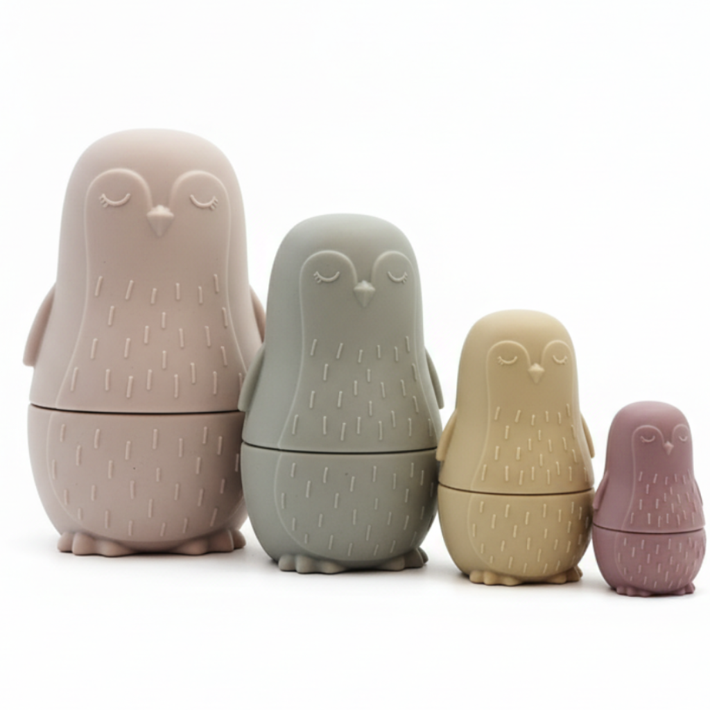 Pinguini su sfondo bianco