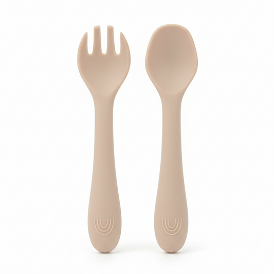 Posate beige verticale sfondo bianco