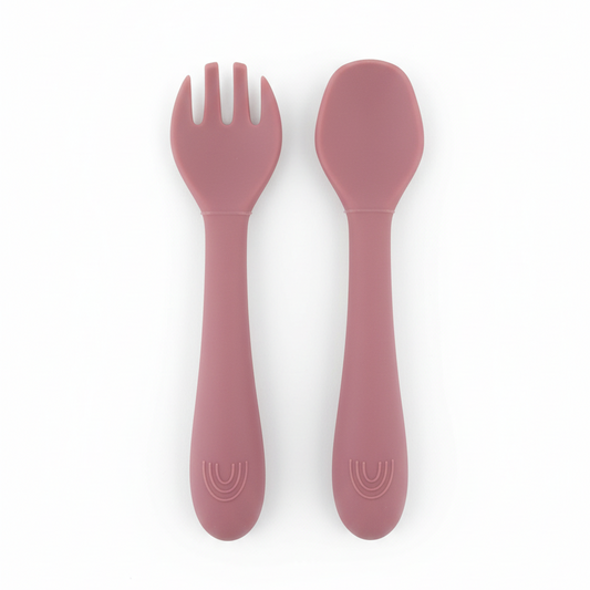 Posate dark pink verticale sfondo bianco