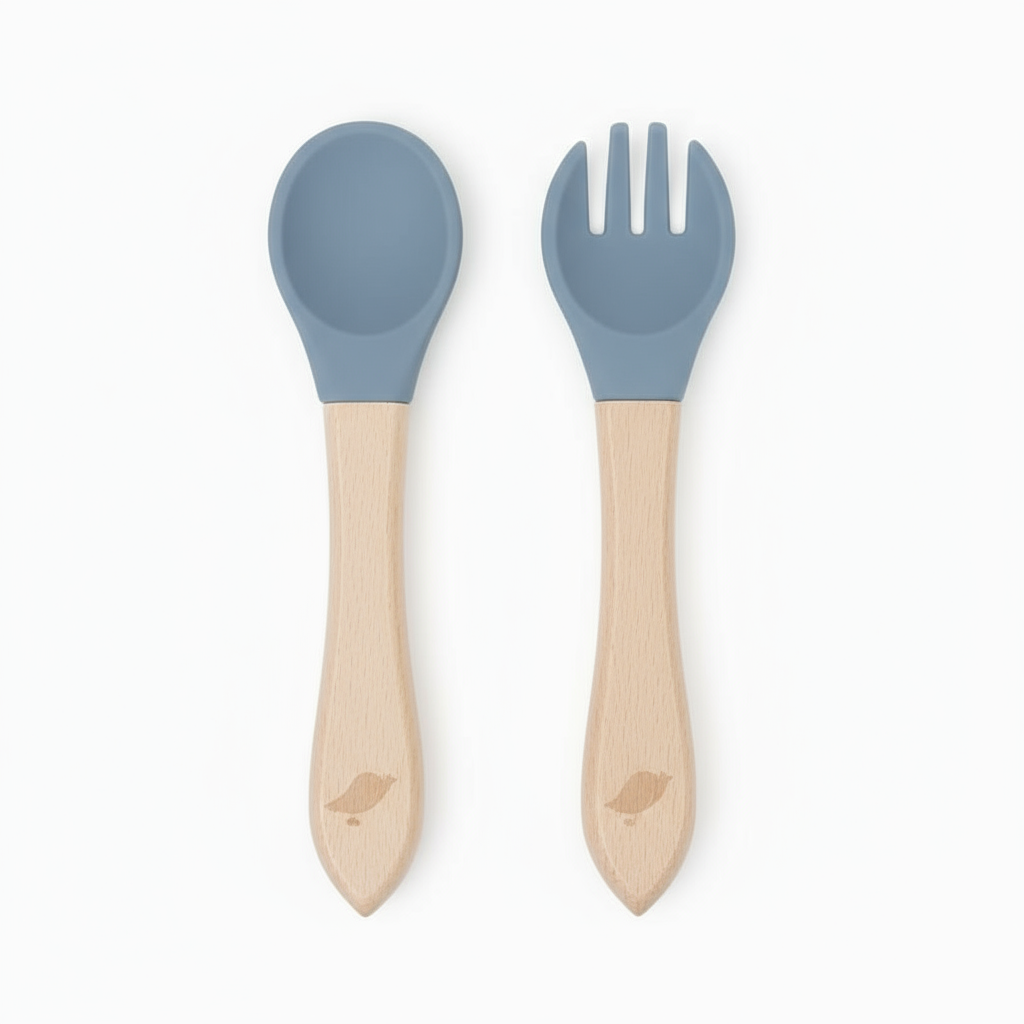 Set Posate Svezzamento Little Bird Dusty Blue - Cucchiaio e Forchetta con Manico in Legno e Testa in Silicone BPA Free