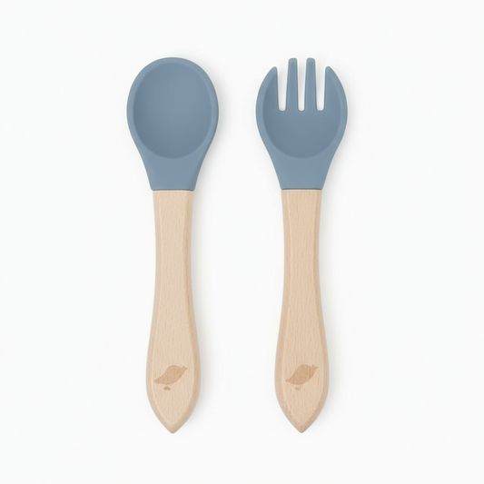 Set Posate Svezzamento Little Bird Dusty Blue - Cucchiaio e Forchetta con Manico in Legno e Testa in Silicone BPA Free