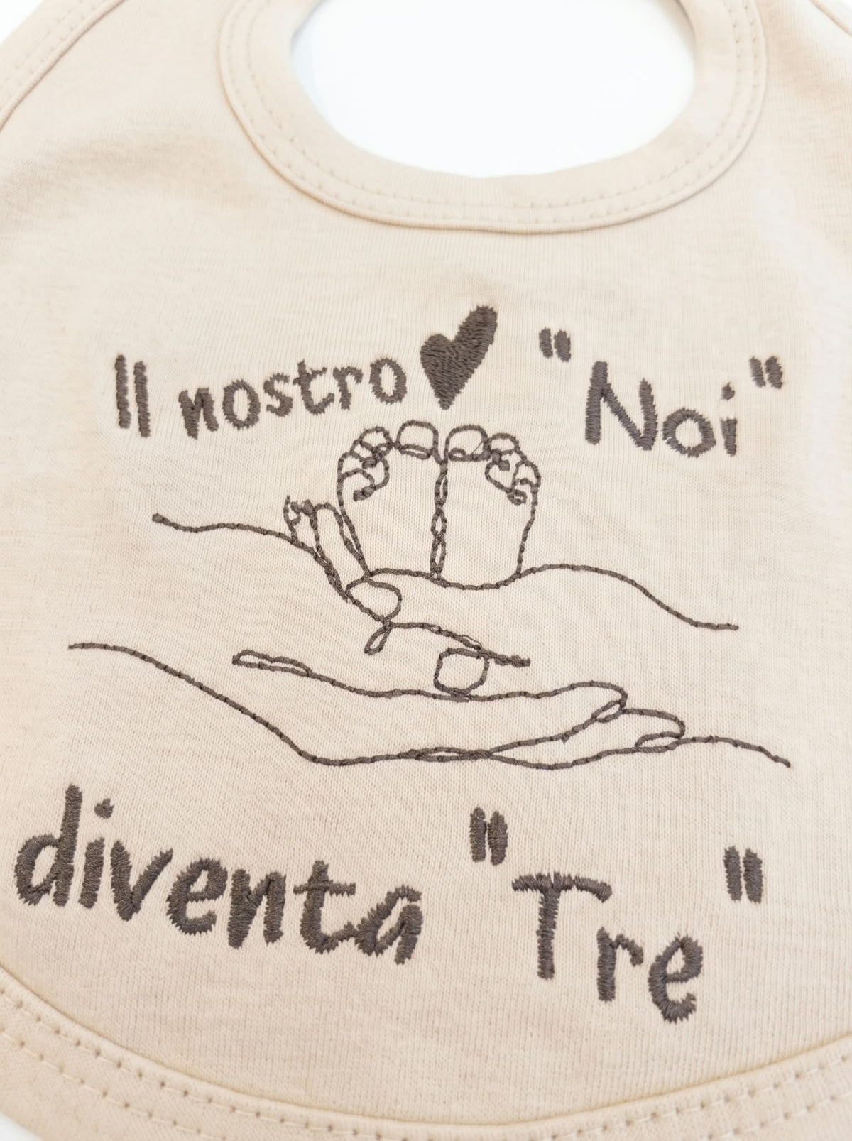 Little Bird - Bavetta Beige “Il nostro Noi diventa Tre” con Piedini tra le Mani - Ricamata - 100% Cotone