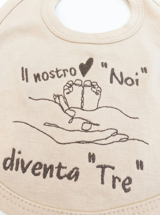 Little Bird - Bavetta Beige “Il nostro Noi diventa Tre” con Piedini tra le Mani - Ricamata - 100% Cotone