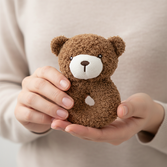 Sonaglino orsetto nelle mani della mamma