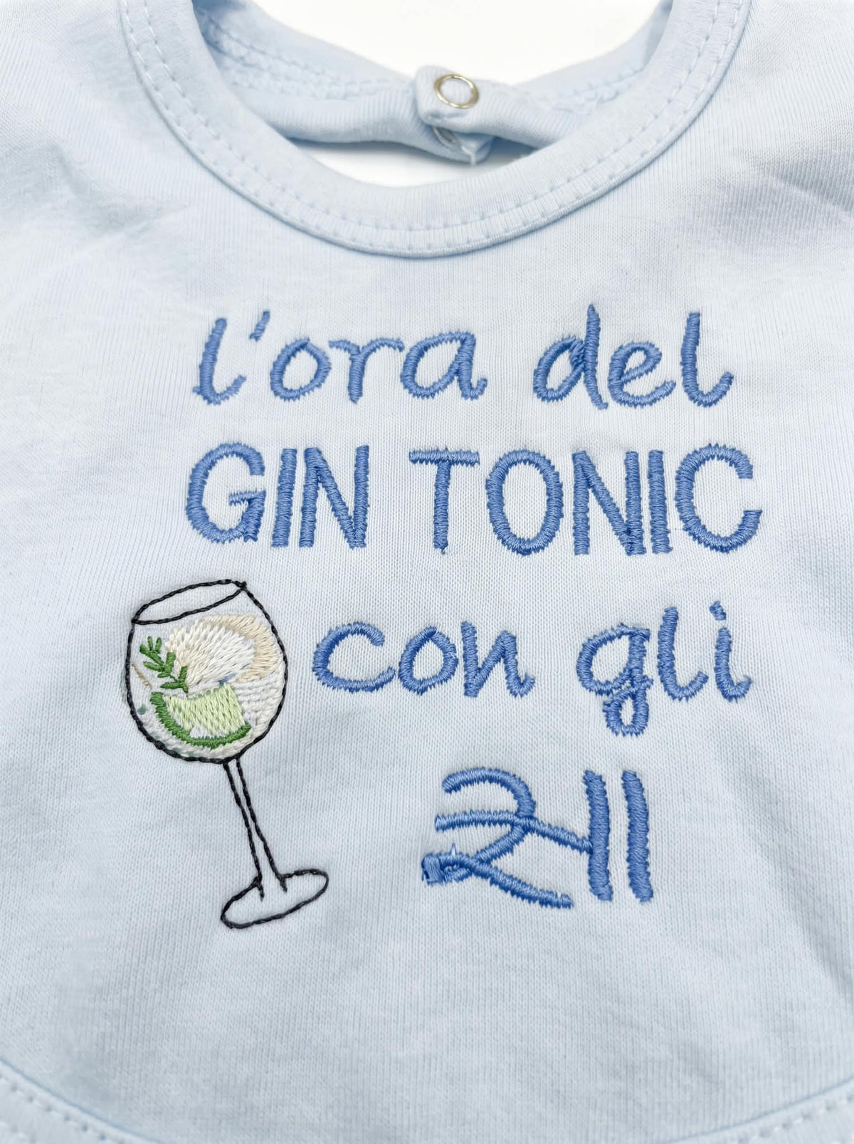 Little Bird - Bavetta Celeste "L’ora del Gin Tonic con gli Zii" - Ricamata - 100% Cotone Anallergico - Regalo Nascita